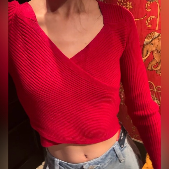 Hollister front warp cropped sweater - Picture 2 of 5